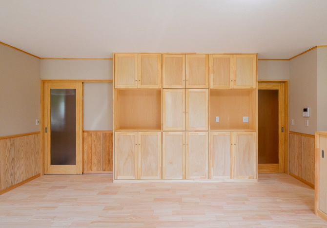 自然素材で作られた床や棚や戸など